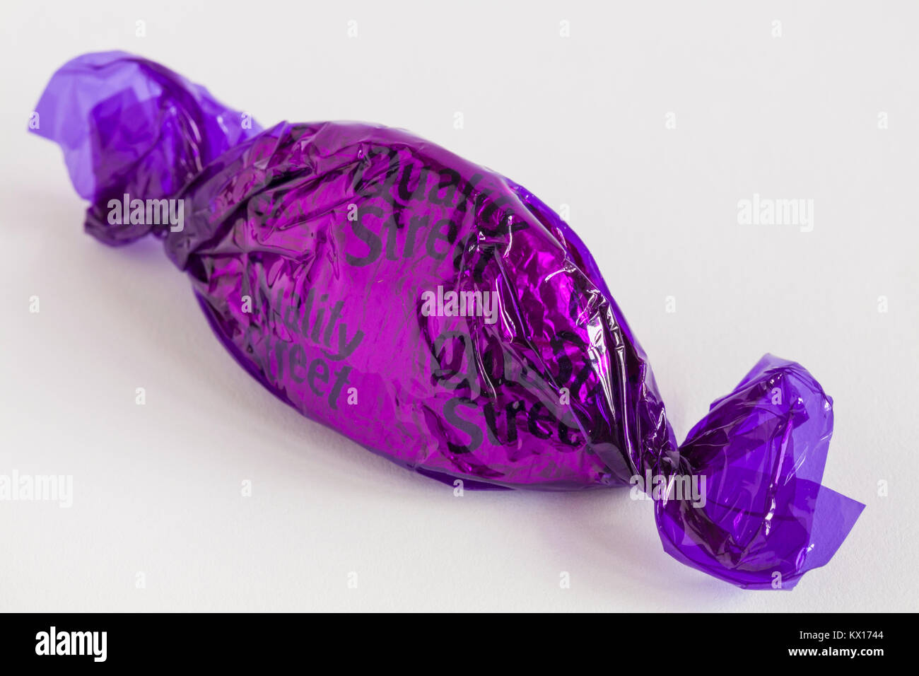 Quality Street Schokolade von Nestle - Die violetten, Haselnuss und Karamel in Milchschokolade auf weißem Hintergrund Stockfoto