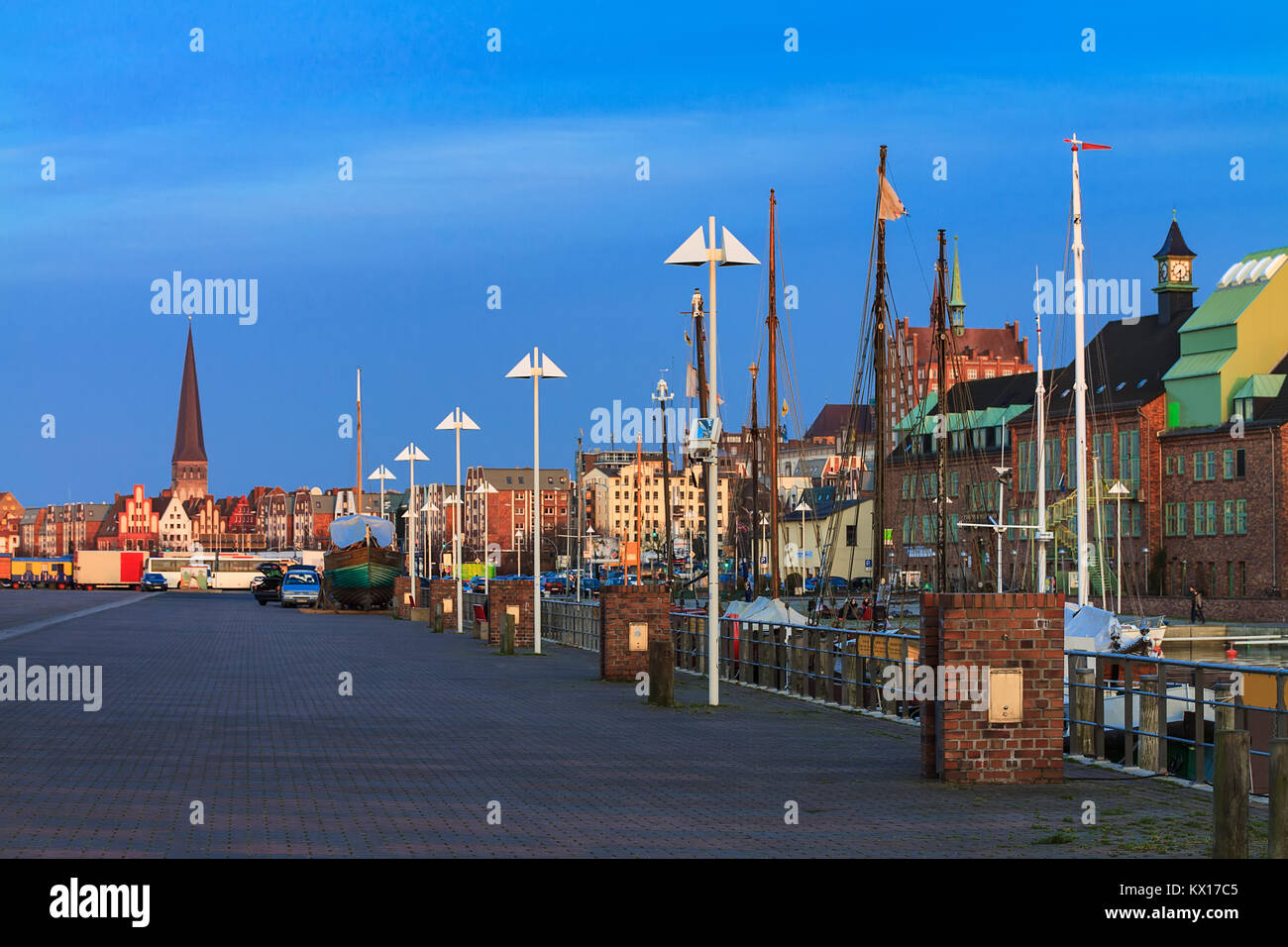 Abends in der Stadt Hafen Rostock, Deutschland. Stockfoto
