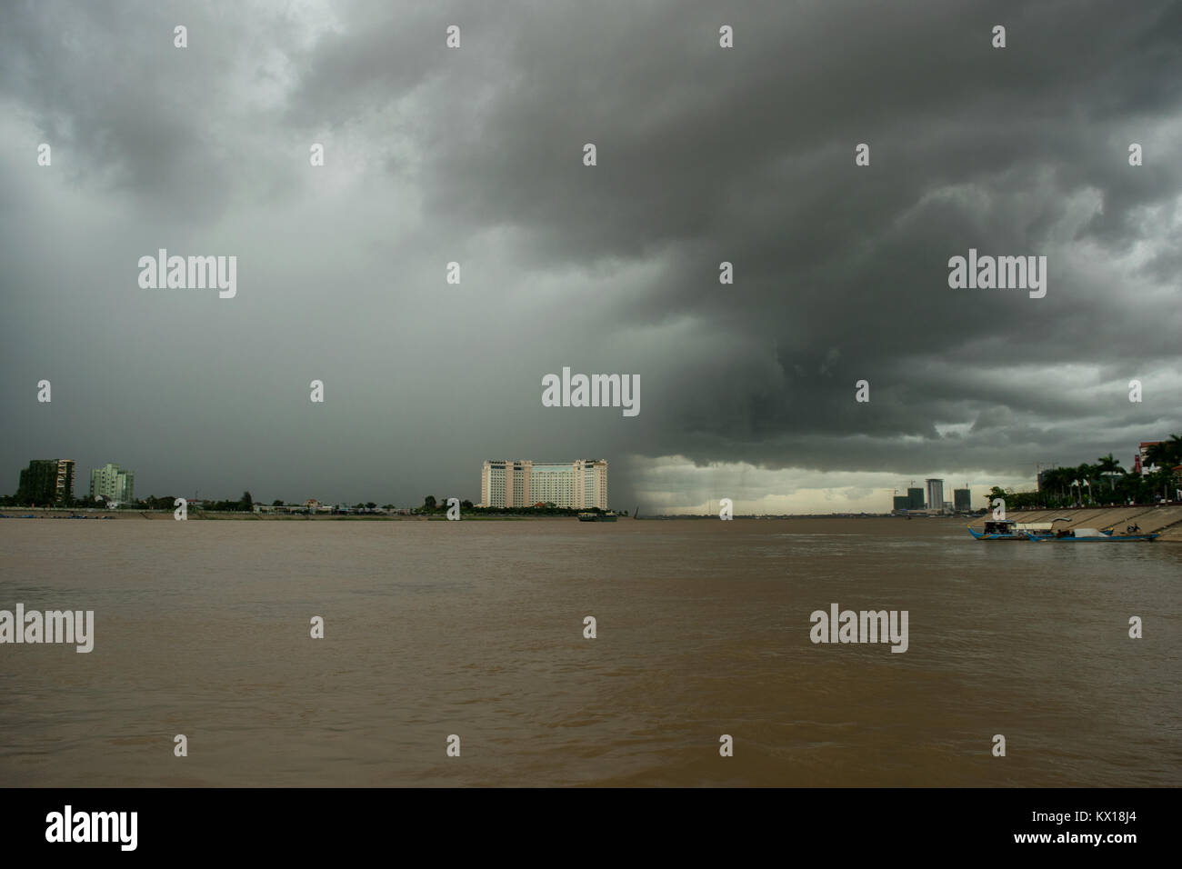 Dunkle Wolken und schwere Monsunregen fallen auf den Zusammenfluss von Tonle Sap und Mekong, sisowath Quay, Phnom Penh, Kambodscha, Südostasien Stockfoto