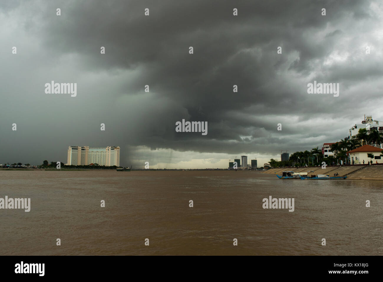 Dunkle Wolken und schwere Monsunregen fallen auf den Zusammenfluss von Tonle Sap und Mekong, sisowath Quay, Phnom Penh, Kambodscha, Südostasien Stockfoto