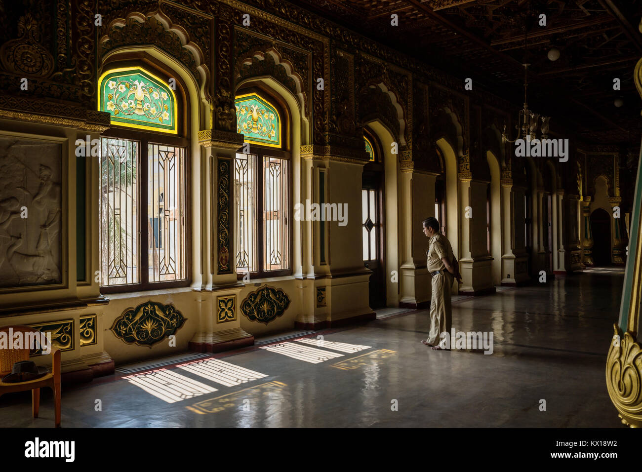 Mysore, Indien - 10. Dezember 2017: Eingerichtet windows mit goldenen Säulen von Mysore Palast mit Schatten und Sicherheit die man Stockfoto