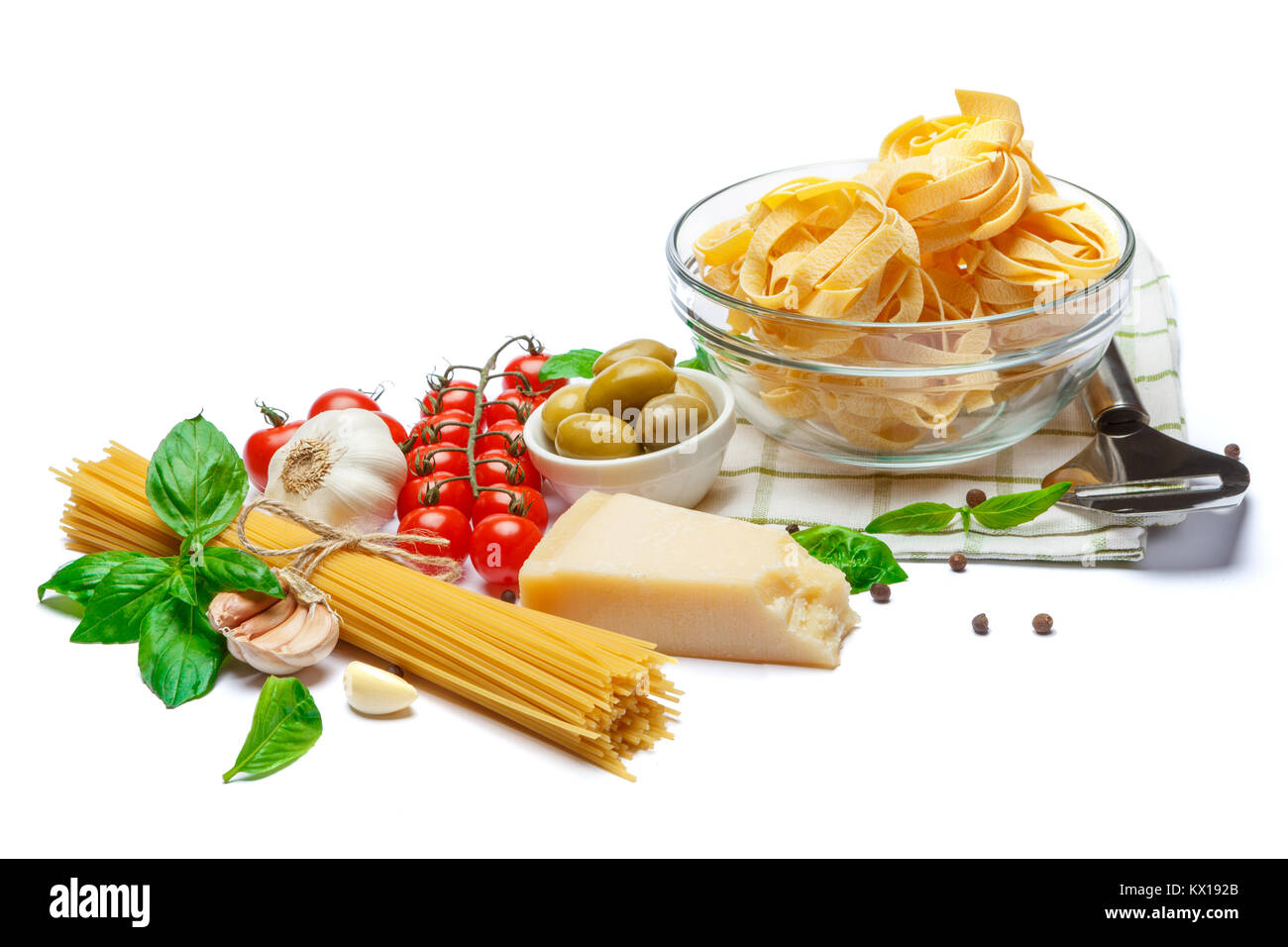 Bandnudeln und Spaghetti, Gemüse mit Zutaten zum Kochen Pasta Stockfoto