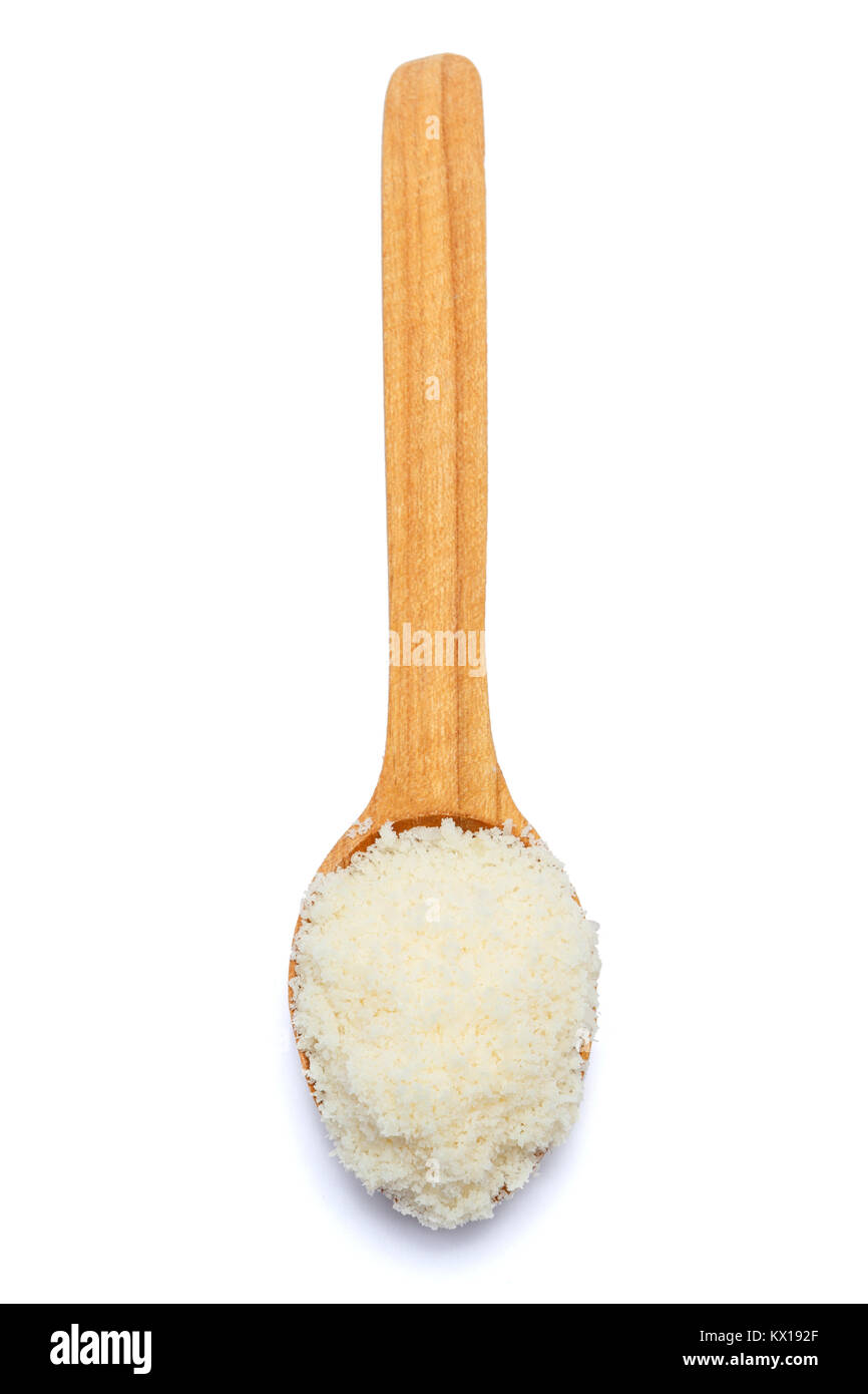 Geriebenen Parmesan in hölzernen Löffel auf weißem Hintergrund Stockfoto