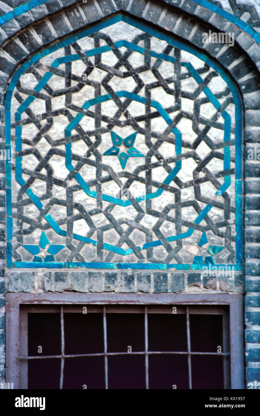 Dekorative geometrische Muster und Türkis blauen Fayencen Bodenfliesen Mausoleum oder Grab der Seldschukischen Sultan Kaykavus Kaykaus I oder I (1220) Sivas, Türkei Stockfoto