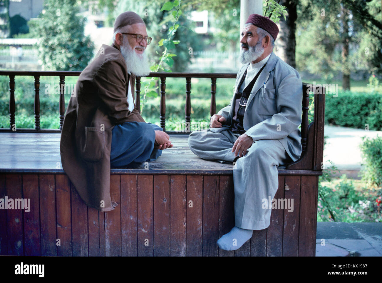 Ältere Menschen, alten oder älteren Fromme oder religiöser türkische Männer Plaudern oder Sprechen außerhalb Sultan Beyazit Moschee in Amasya Türkei Stockfoto