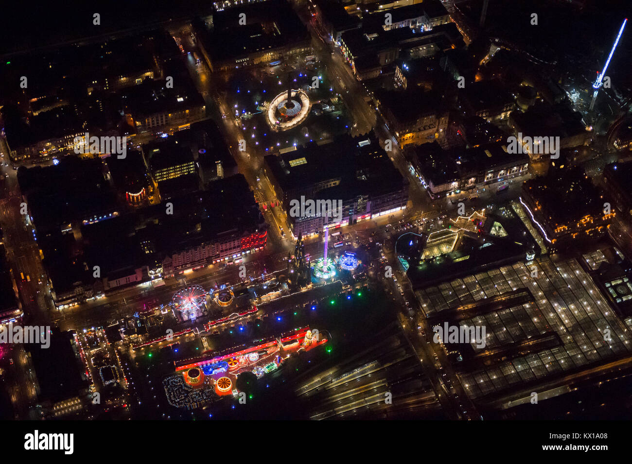Edinburgh Weihnachten Unterhaltung in der Princes Street Gardens von oben bei Nacht gesehen. Stockfoto