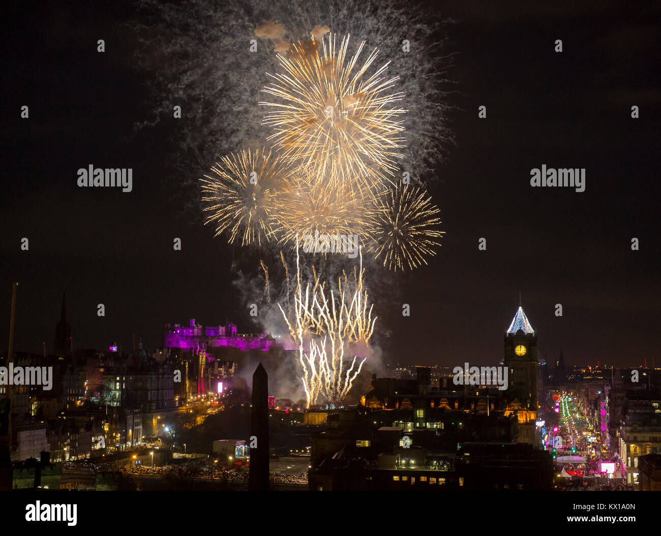 Feuerwerk über dem Schloss Edinburgh Teil des 2018 in Edinburgh ins neue Jahr feiern. Stockfoto