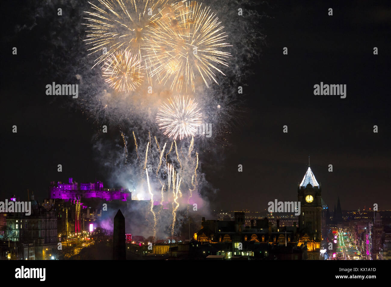 Feuerwerk über dem Schloss Edinburgh Teil des 2018 in Edinburgh ins neue Jahr feiern. Stockfoto