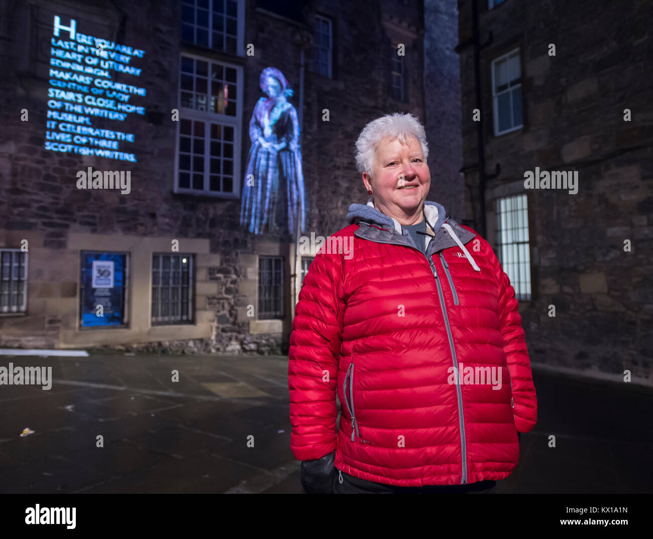 Bestsellerautor Val MacDermid startet die Nachricht aus dem Himmel in Edinburgh. Das Projekt verfügt über Projektionen auf viele der citys Wahrzeichen. Stockfoto