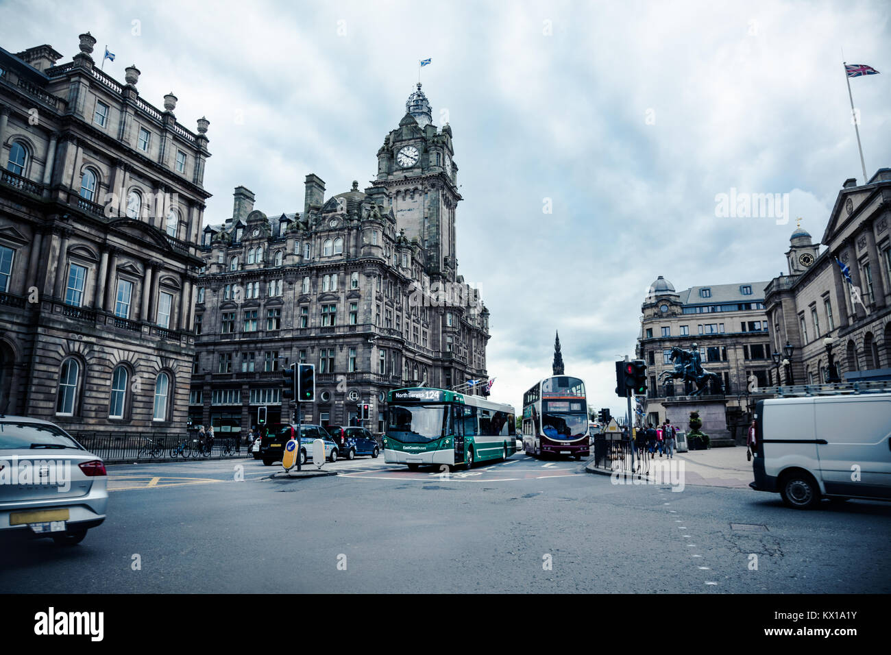 Alltägliche Szene einer belebten Straße in Edinburgh. Stockfoto