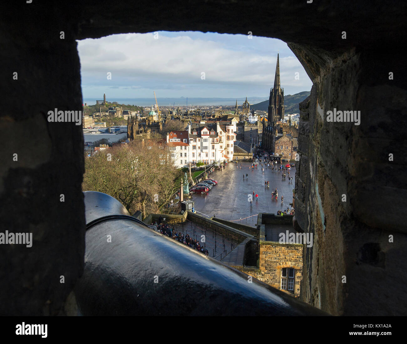 Ein Blick auf die Esplanade und die Altstadt über die Zinnen der Burg von Edinburgh. Stockfoto