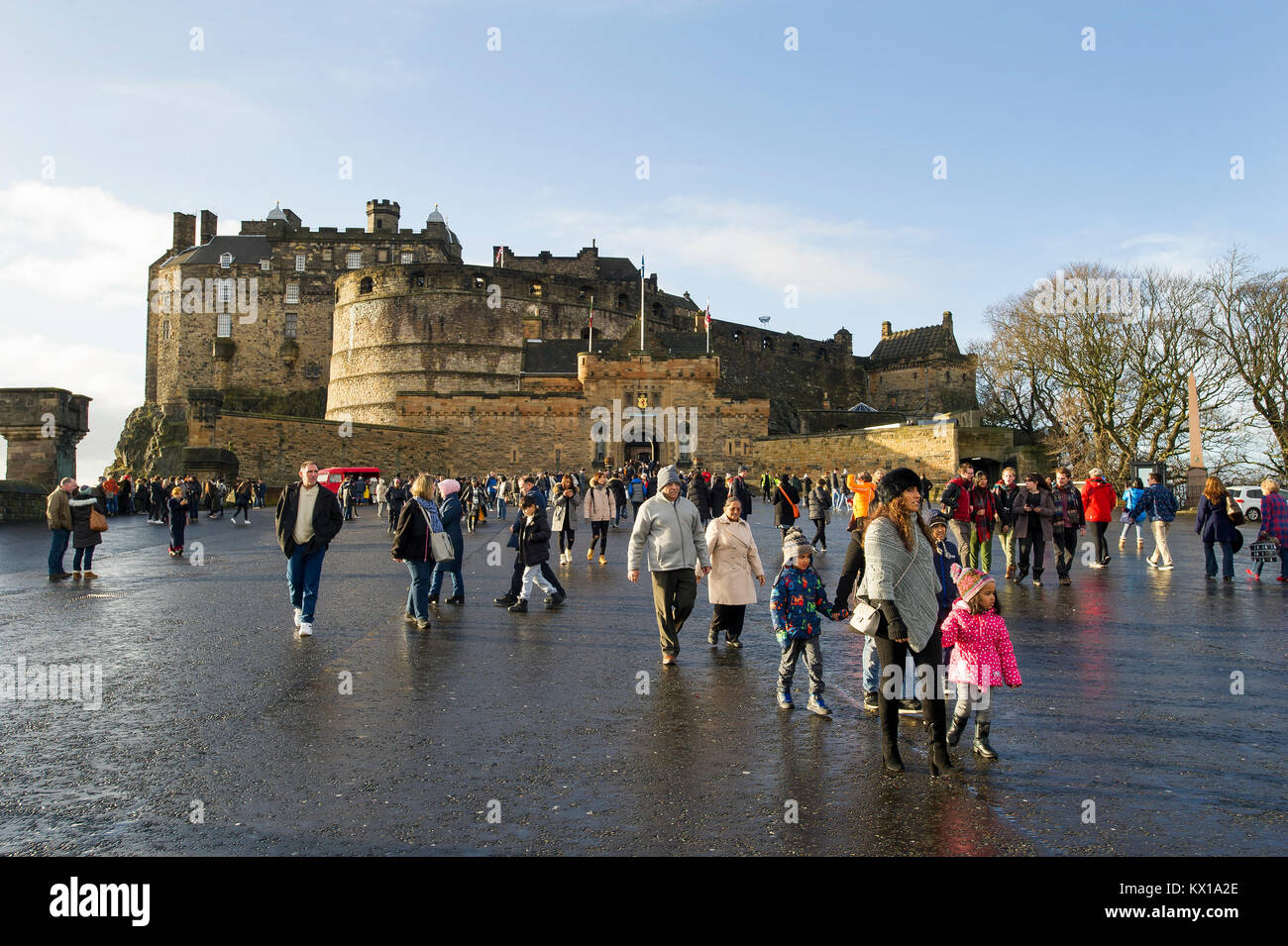 Besucher kommen und auf der Esplanade in Edinburgh Castle gehen im neuen Jahr Urlaub Januar 2018. Stockfoto
