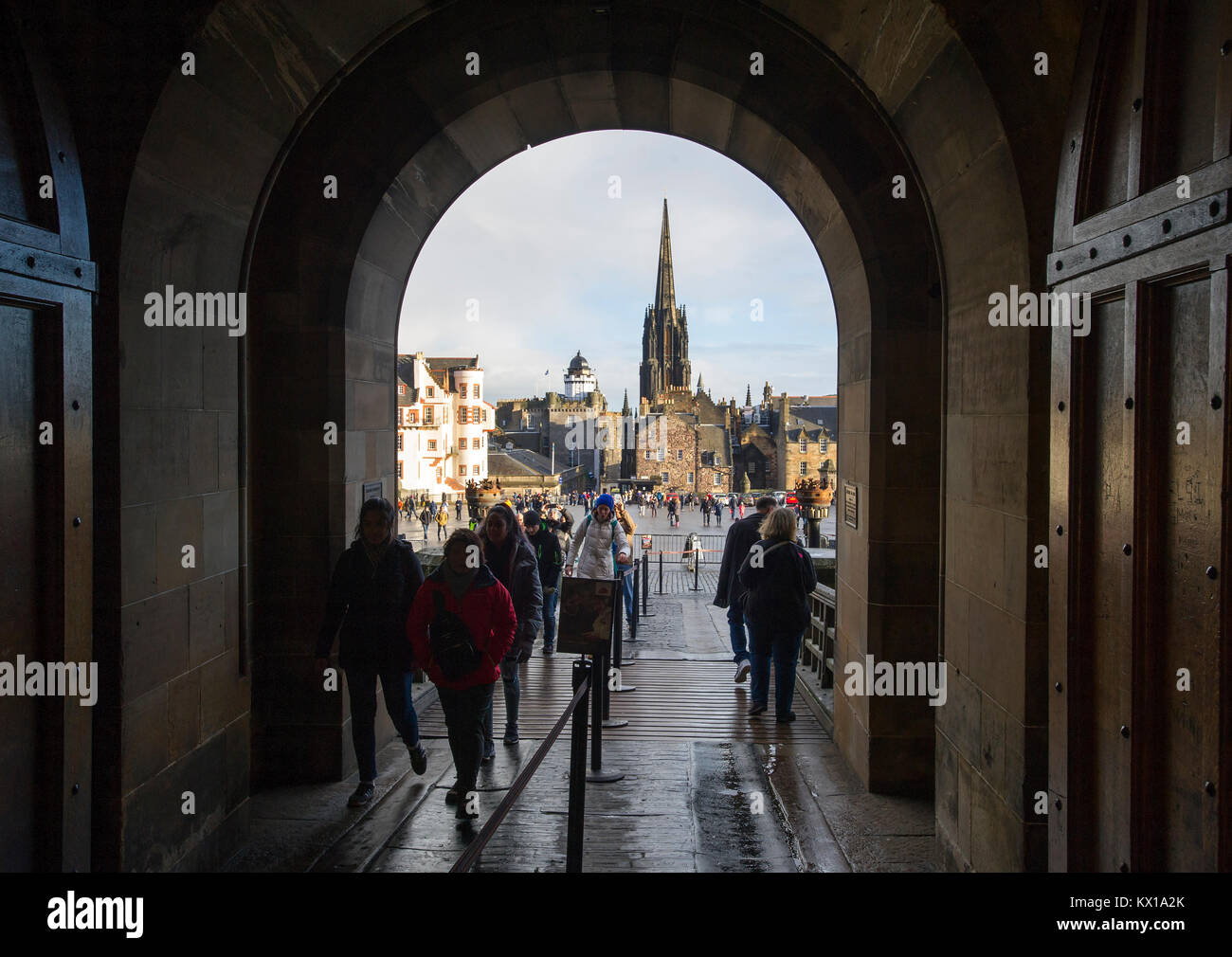 Besucher kommen und durch den Haupteingang des Edinburgh Castle. Stockfoto