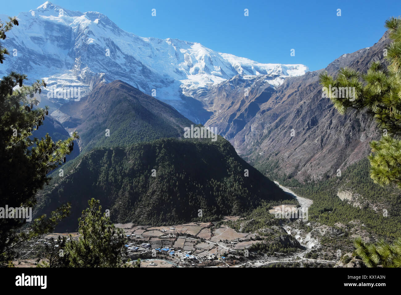 Sehr großer Berg Tal in Nepal Himalaya mit Berge annapurna II. Stockfoto