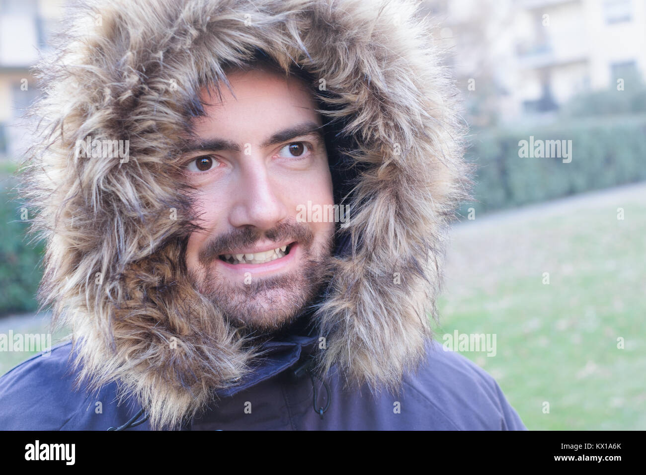 Mann verkleidet in warme Kleidung, um sich vor Kälte zu schützen  Stockfotografie - Alamy