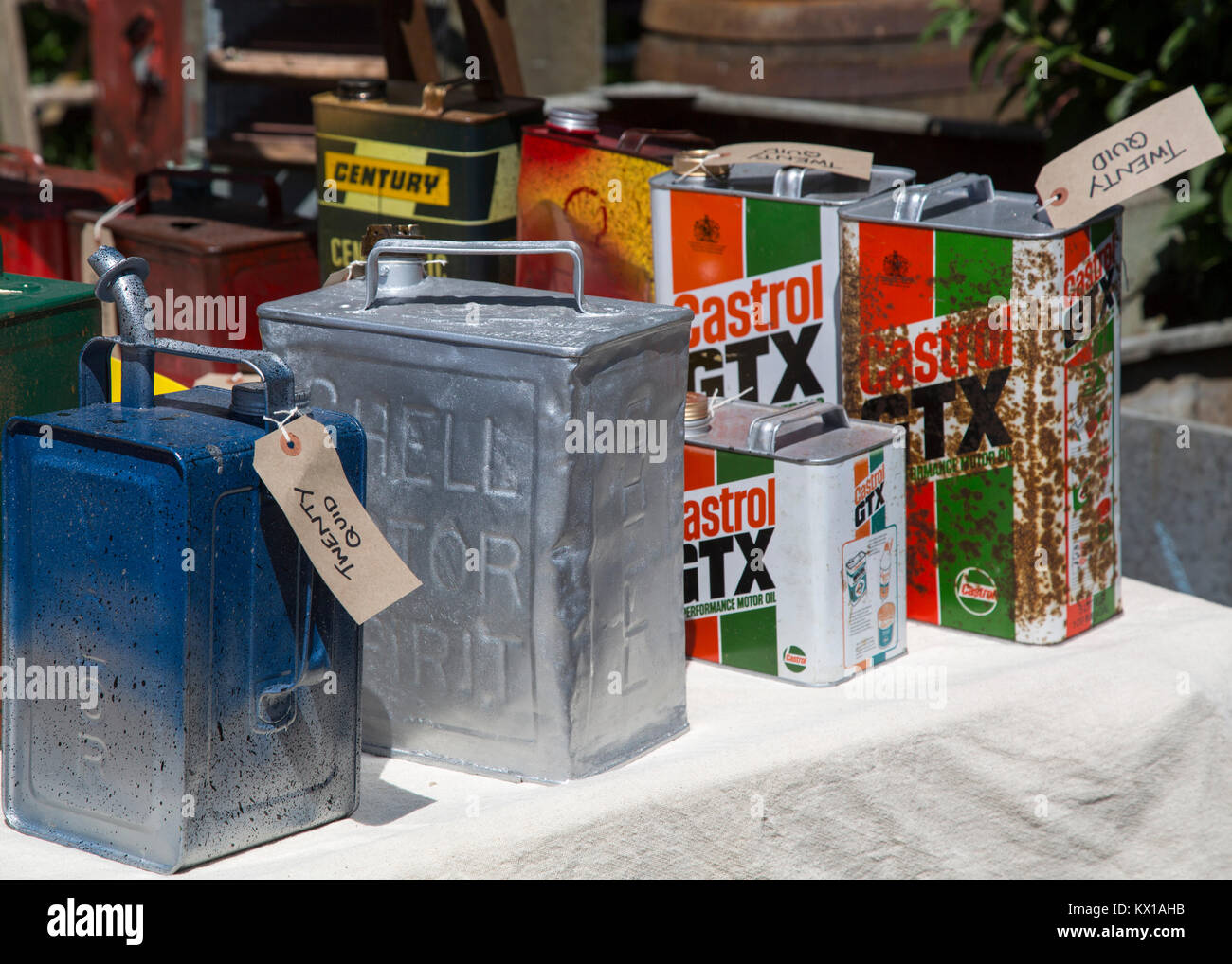 Frome unabhängigen Markt, Alte Benzin und Öl Dosen zum Verkauf Stockfoto