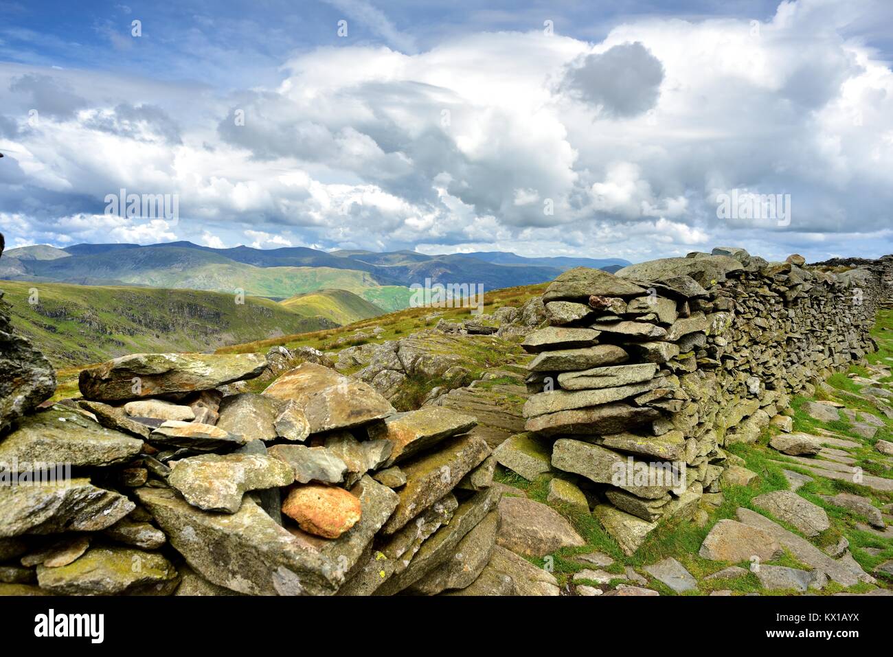 Trockenmauer auf dem Gipfel des Thornthwaite Crag Stockfoto