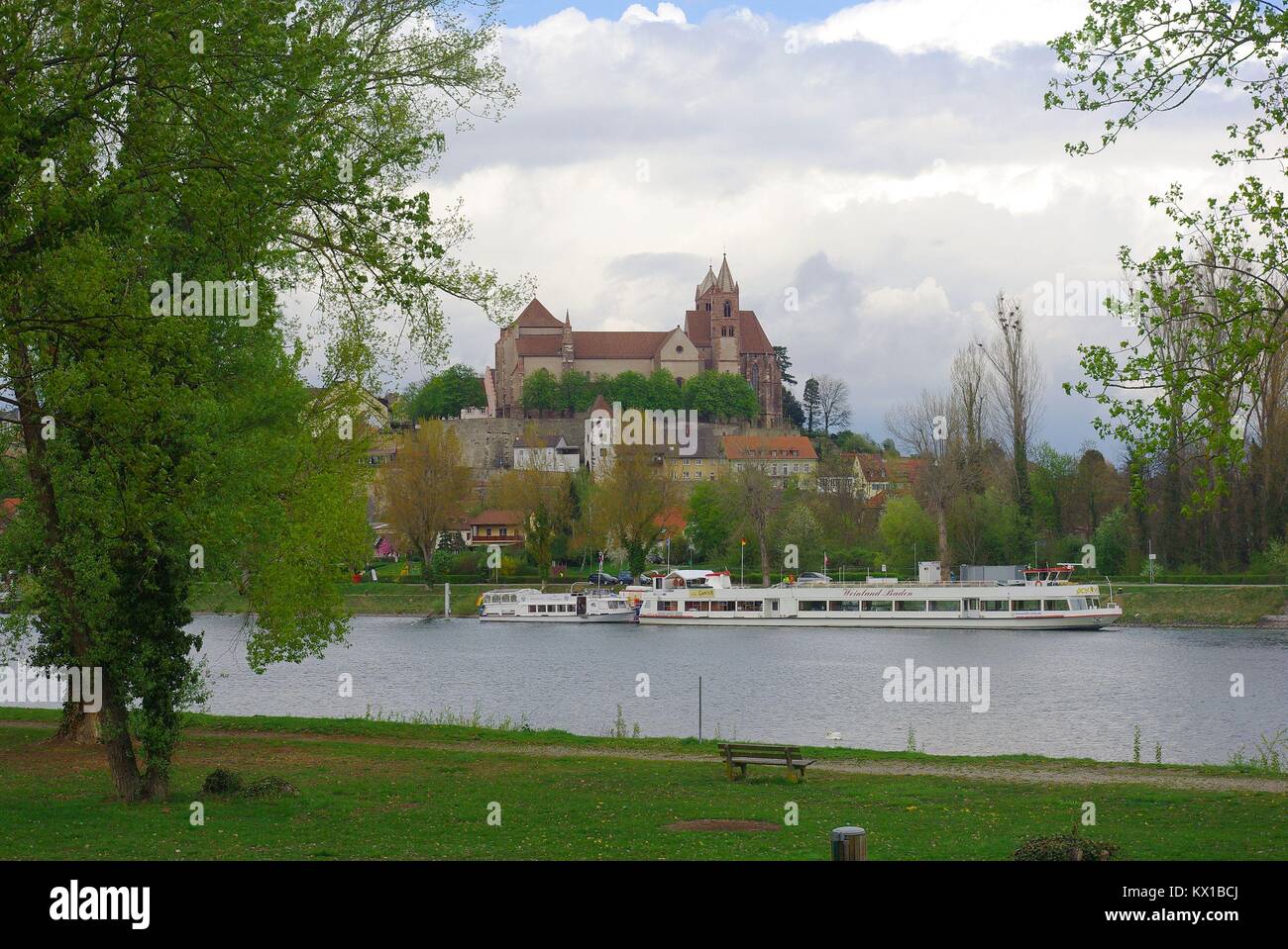 Die mittelalterliche Stadt Breisach am Rhein (Deutschland) an der Grenze zu Frankreich: ein Blick auf die Kirche von der Französischen Seite Stockfoto