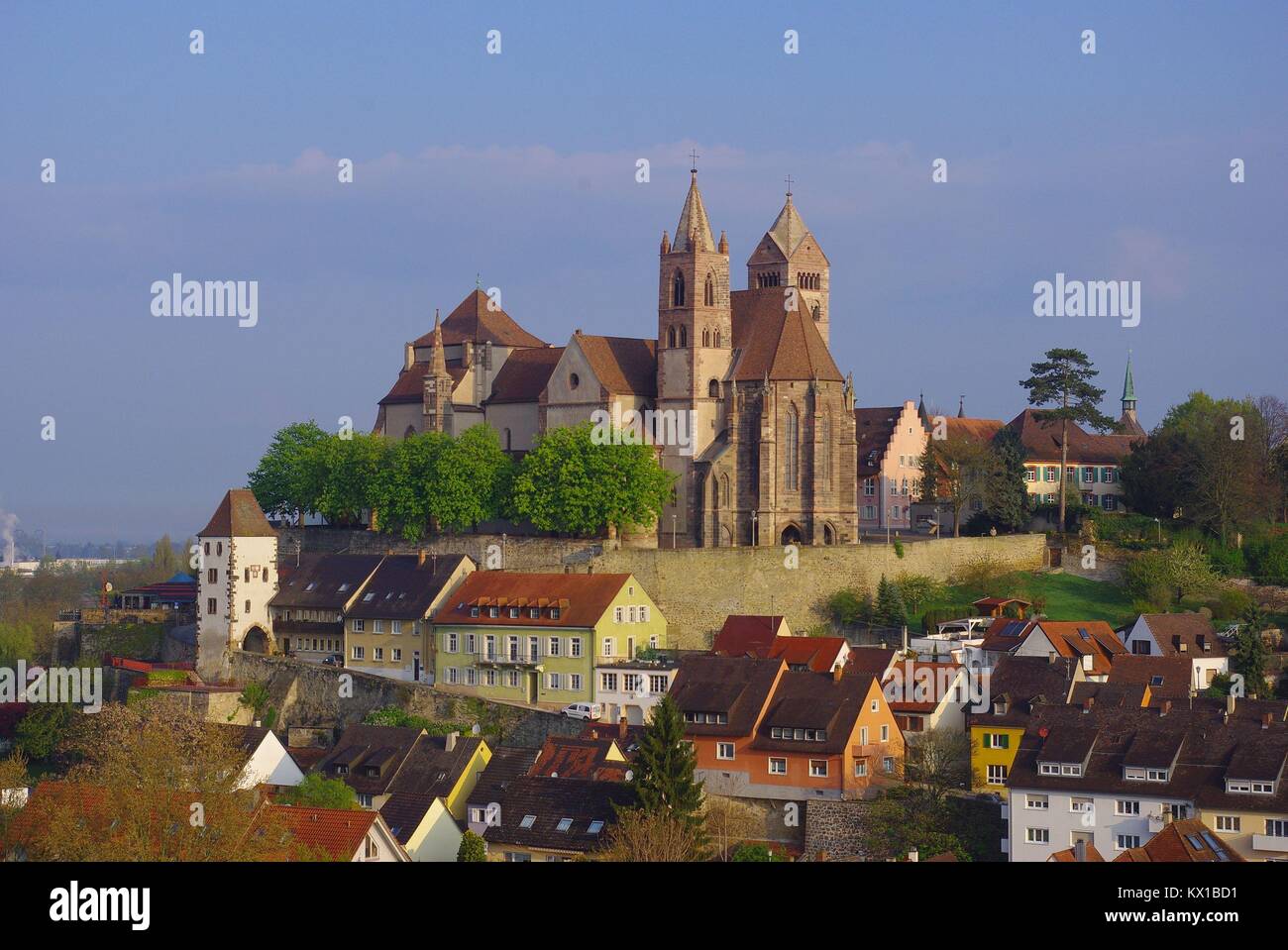 Die mittelalterliche Stadt Breisach am Rhein (Deutschland) an der Grenze zu Frankreich: ein Blick auf die Kirche Stockfoto