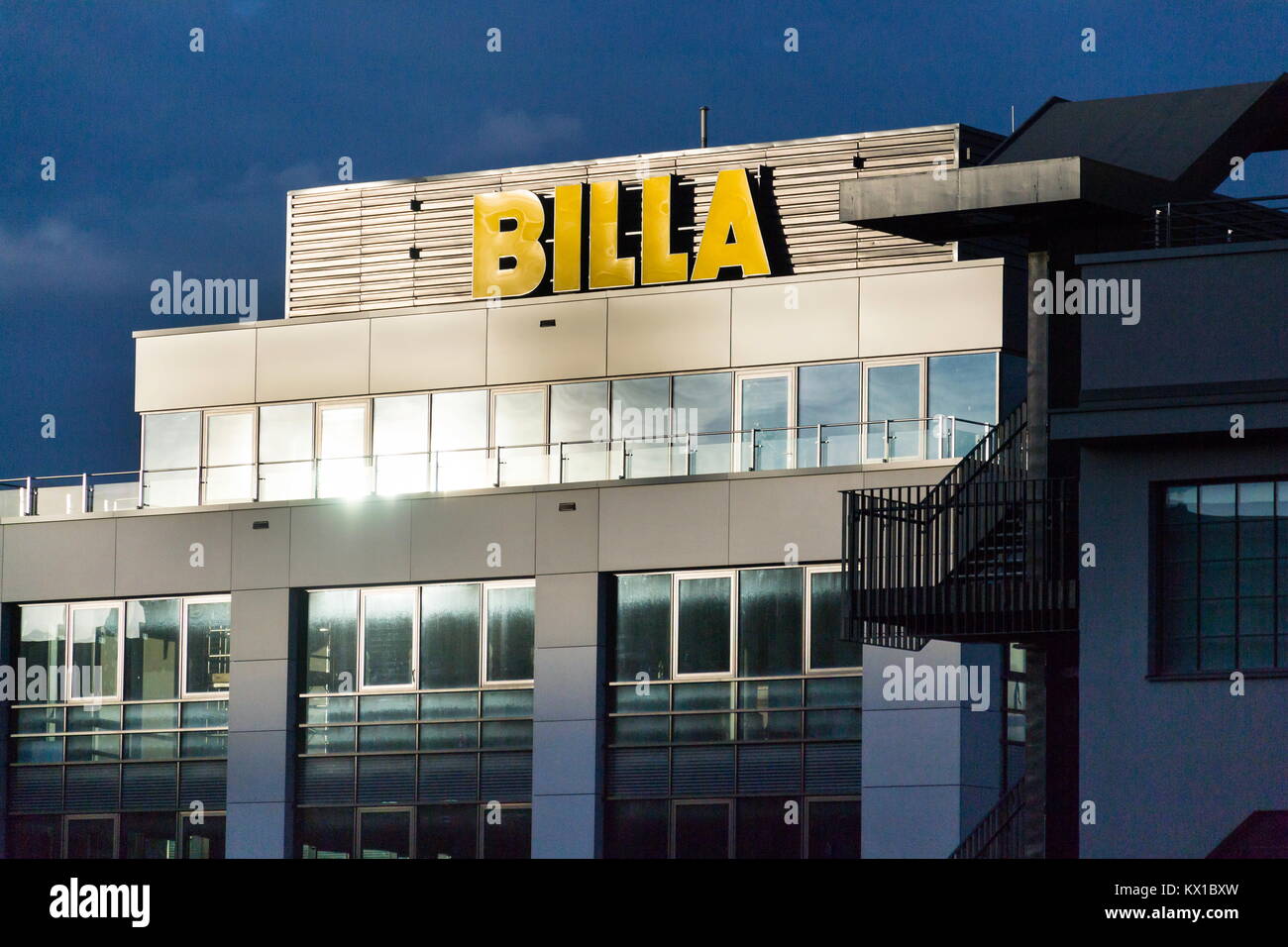 Prag, tschechische Republik - 6. Januar: billa Firmenlogo vor dem Supermarkt von deutschen REWE-Gruppe am 6. Januar 2018 in Prag, Tschechische Republik. Stockfoto
