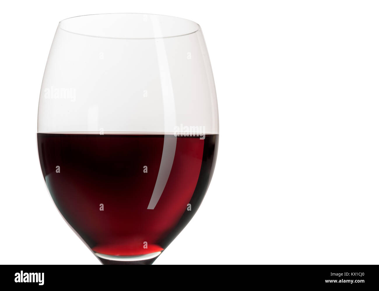 Rotwein Becher Glas auf weißem Hintergrund und Copyspace Stockfoto