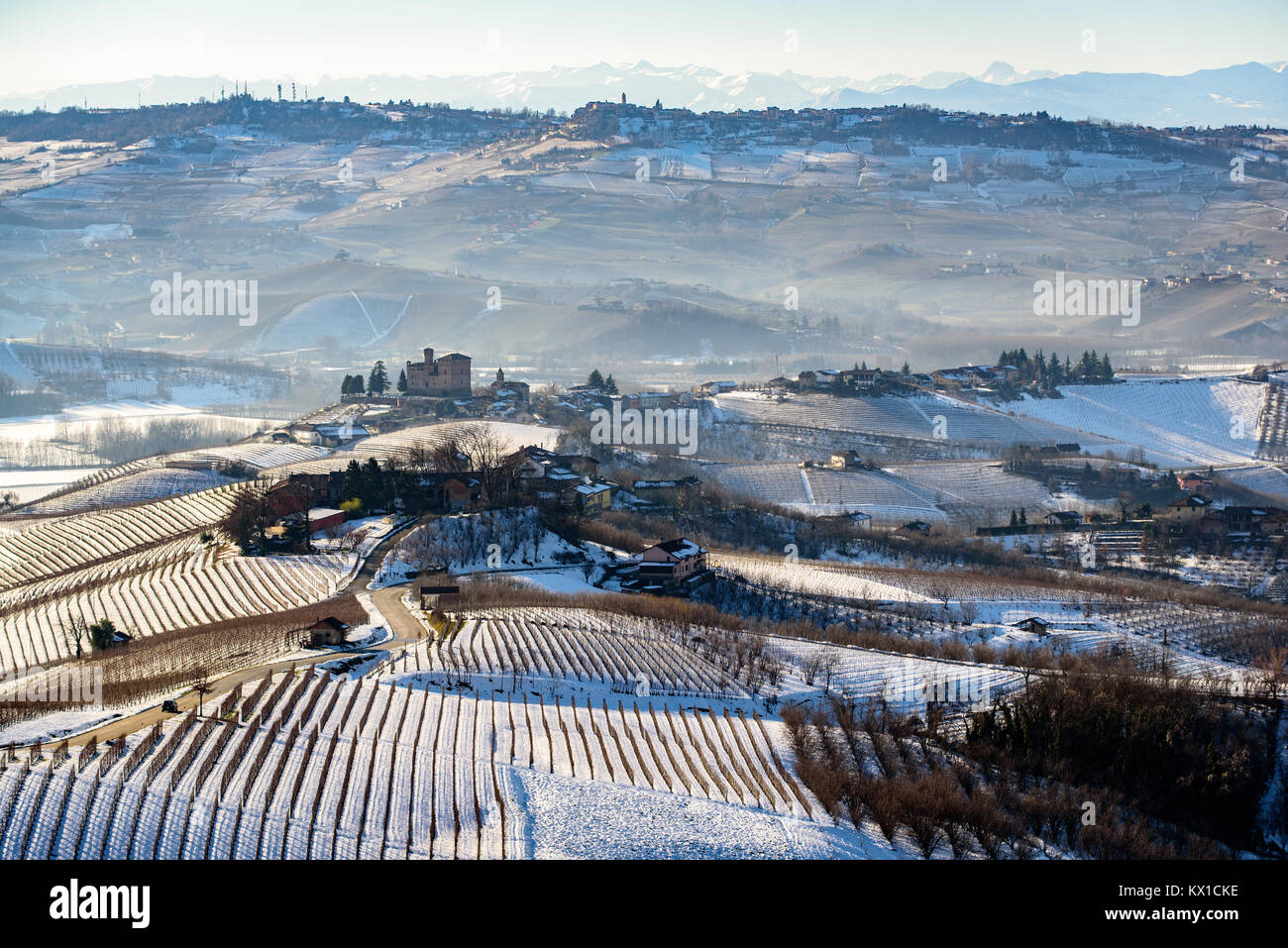 Grinzane Cavour Schloss und die Berge im Norden von Italien, Langhe, Piemont Stockfoto