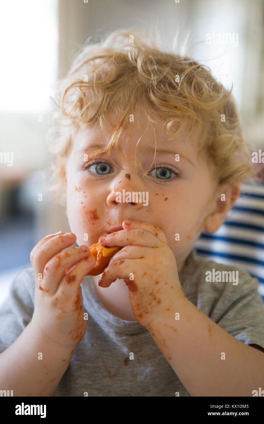 Lernen zu essen ist eine unordentliche Affäre Stockfoto