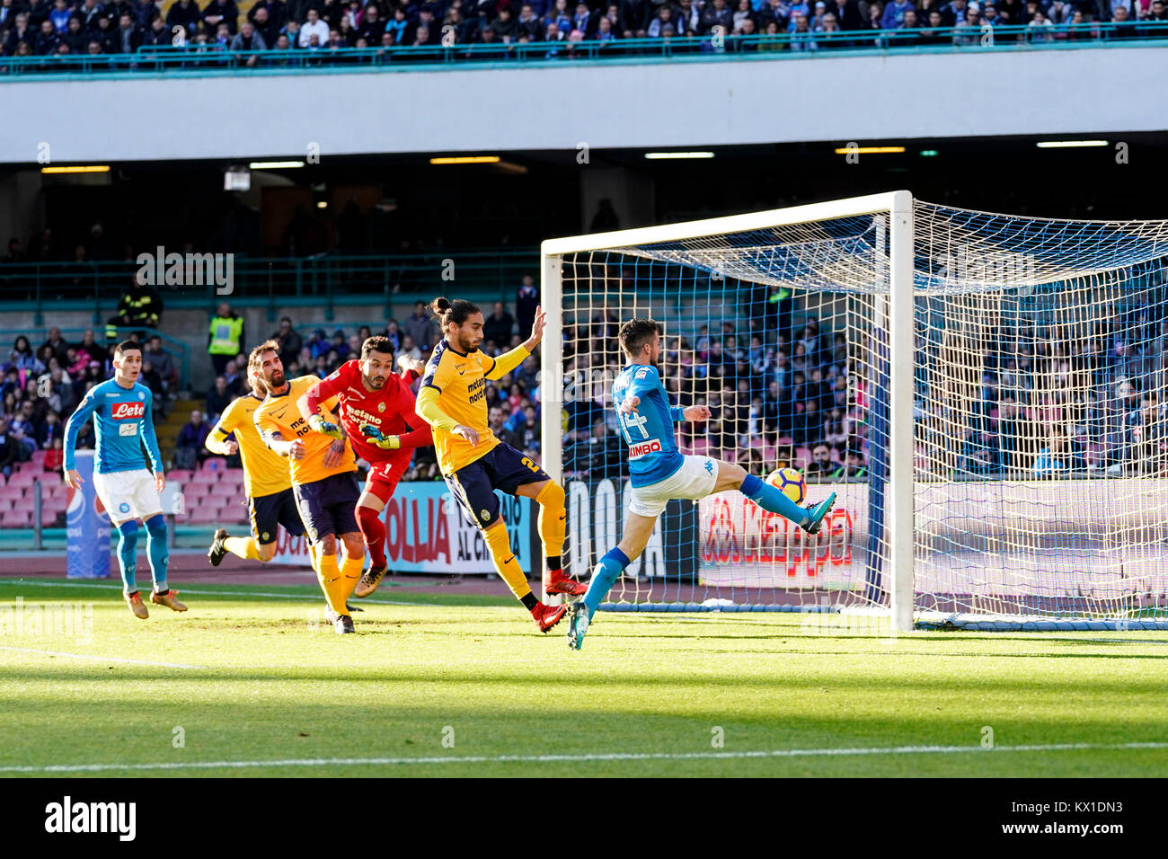 Neapel, Italien. 06 Jan, 2018. Trocknet Mertens von S.S.C. Napoli und Martin Caceres und Nicolas von Hellas Verona kämpft für den ball während der Serie A TIM Match zwischen SSC Napoli und Hellas Verona im Stadio San Paolo von Neapel. SSC Napoli Niederlagen Hellas Verona mit dem Score von 2-0. Credit: Emanuele Sessa/Pacific Press/Alamy leben Nachrichten Stockfoto