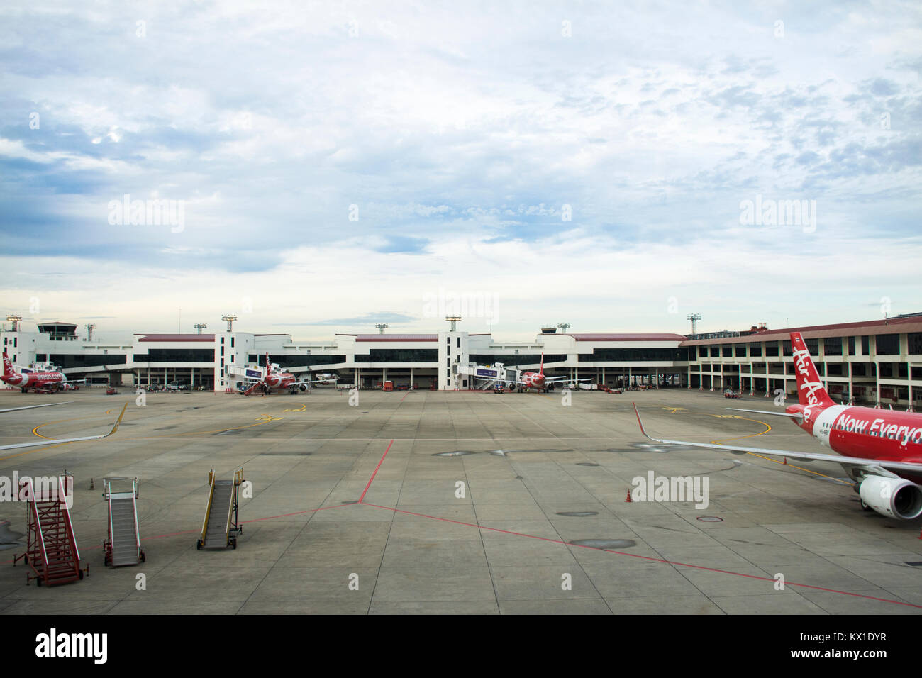 Flugzeuge Vorbereiten von Start- und Landebahn am Don Mueang International Airport in der Dämmerung der Zeit off auf on September 17, 2017 in Bangkok, Thailand Stockfoto