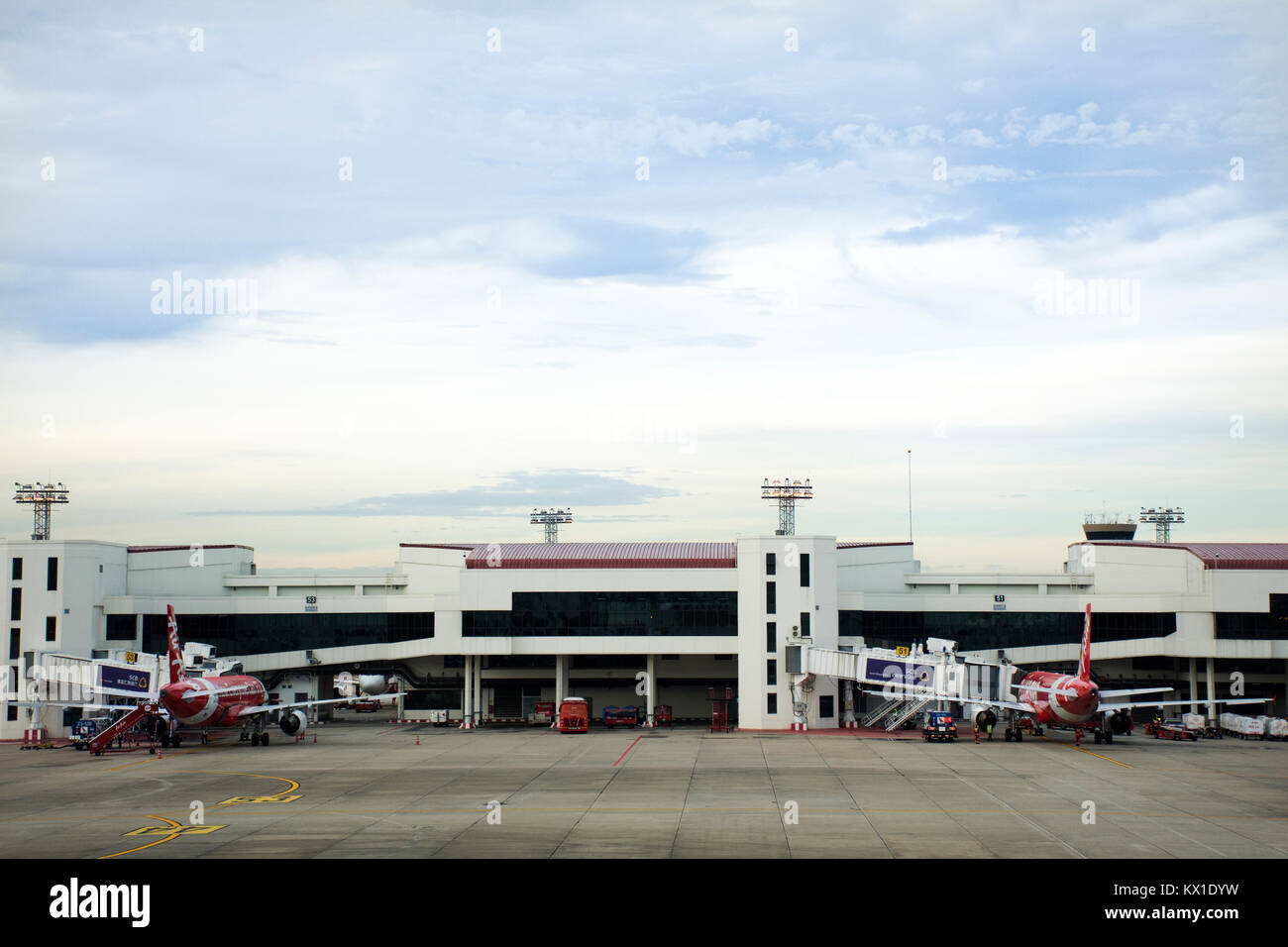 Flugzeuge Vorbereiten von Start- und Landebahn am Don Mueang International Airport in der Dämmerung der Zeit off auf on September 17, 2017 in Bangkok, Thailand Stockfoto