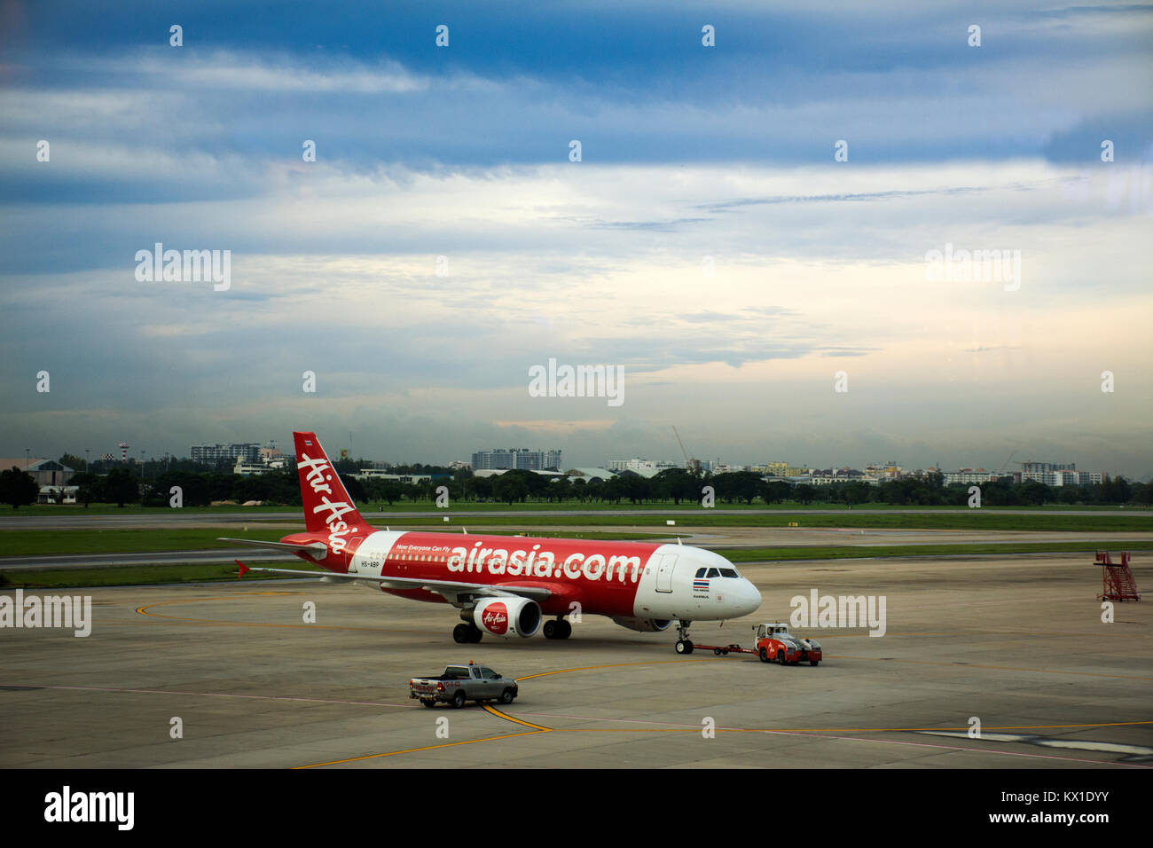 Flugzeuge Vorbereiten von Start- und Landebahn am Don Mueang International Airport in der Dämmerung der Zeit off auf on September 17, 2017 in Bangkok, Thailand Stockfoto