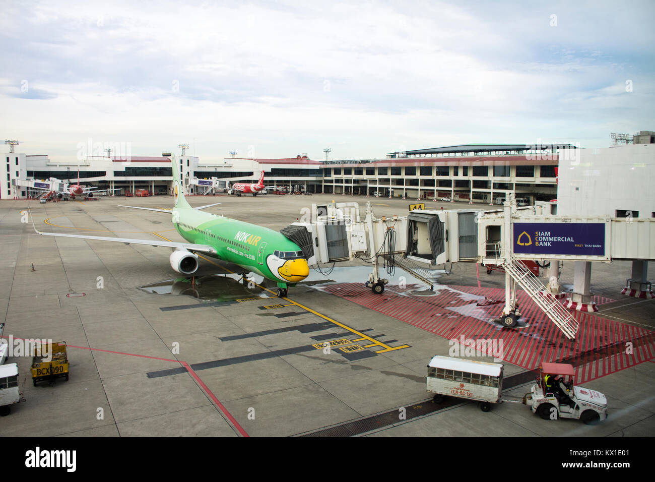 Flugzeuge Vorbereiten von Start- und Landebahn am Don Mueang International Airport in der Dämmerung der Zeit off auf on September 17, 2017 in Bangkok, Thailand Stockfoto
