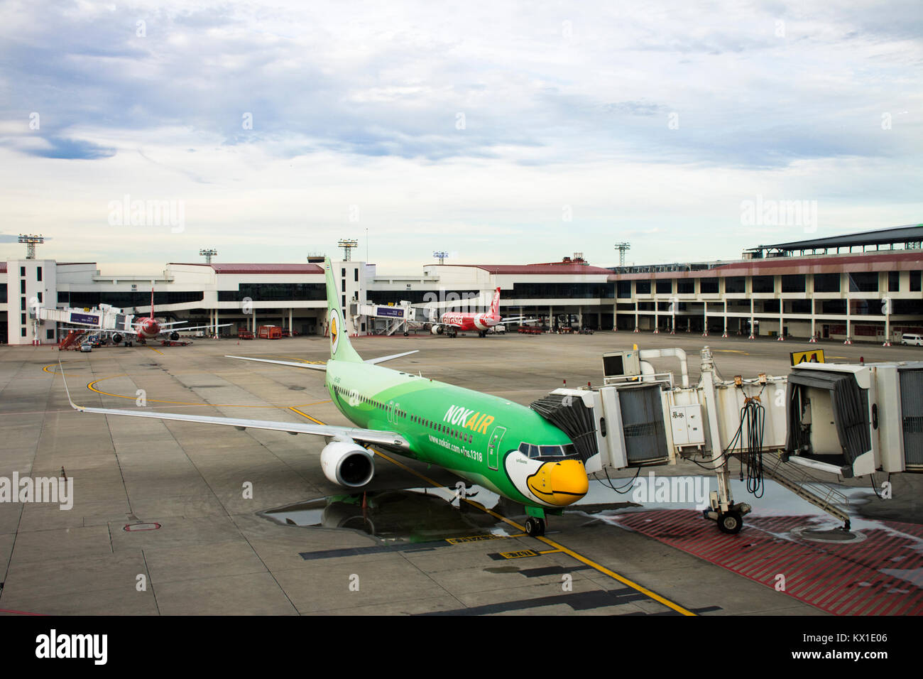Flugzeuge Vorbereiten von Start- und Landebahn am Don Mueang International Airport in der Dämmerung der Zeit off auf on September 17, 2017 in Bangkok, Thailand Stockfoto