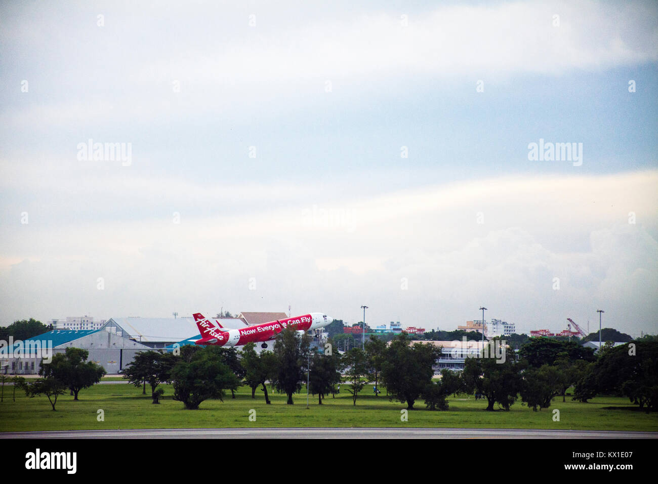 Flugzeuge Vorbereiten von Start- und Landebahn am Don Mueang International Airport in der Dämmerung der Zeit off auf on September 17, 2017 in Bangkok, Thailand Stockfoto