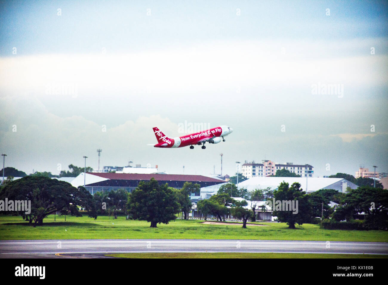Flugzeuge Vorbereiten von Start- und Landebahn am Don Mueang International Airport in der Dämmerung der Zeit off auf on September 17, 2017 in Bangkok, Thailand Stockfoto