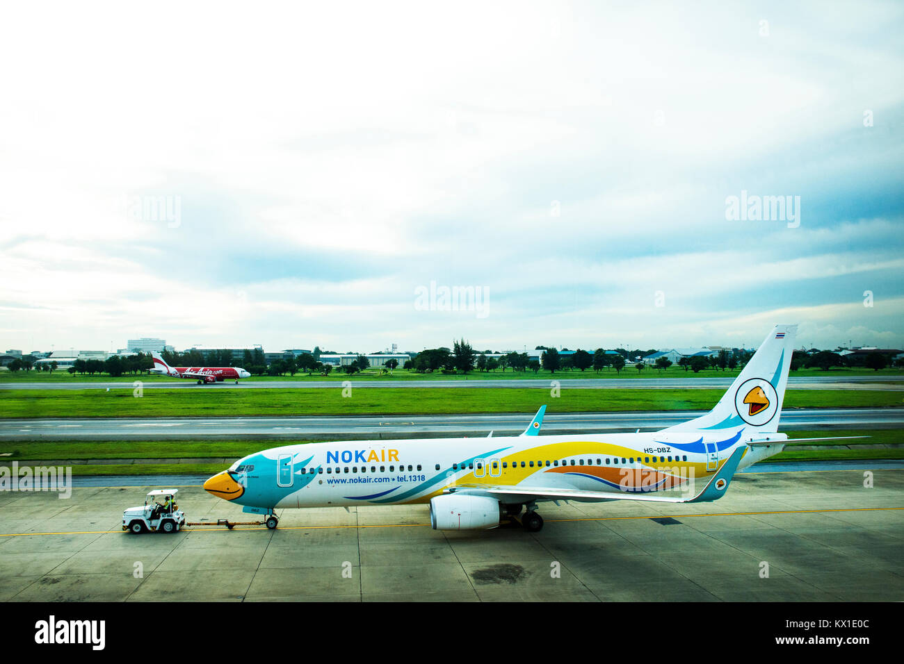 Flugzeuge Vorbereiten von Start- und Landebahn am Don Mueang International Airport in der Dämmerung der Zeit off auf on September 17, 2017 in Bangkok, Thailand Stockfoto