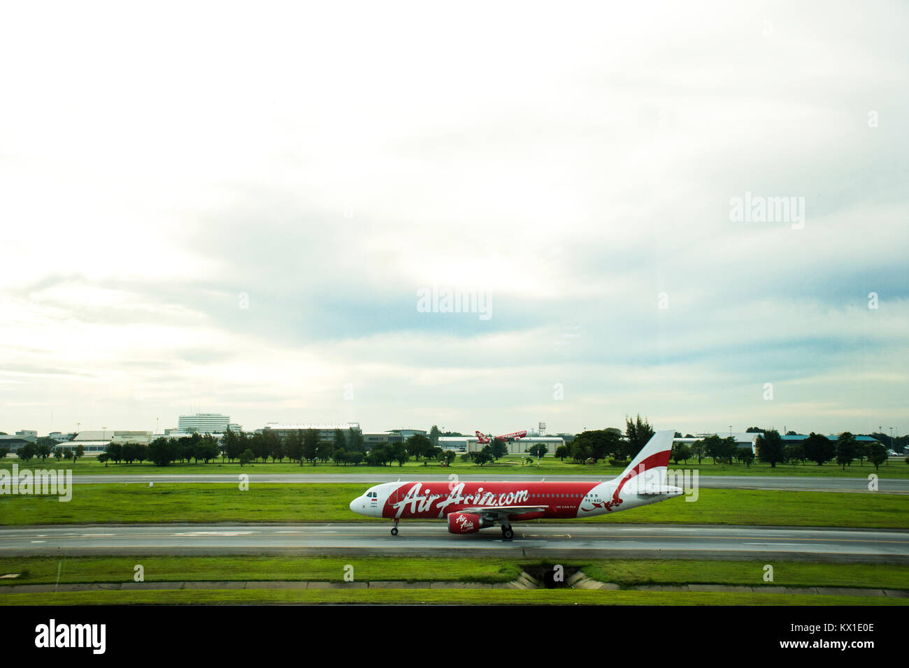 Flugzeuge Vorbereiten von Start- und Landebahn am Don Mueang International Airport in der Dämmerung der Zeit off auf on September 17, 2017 in Bangkok, Thailand Stockfoto