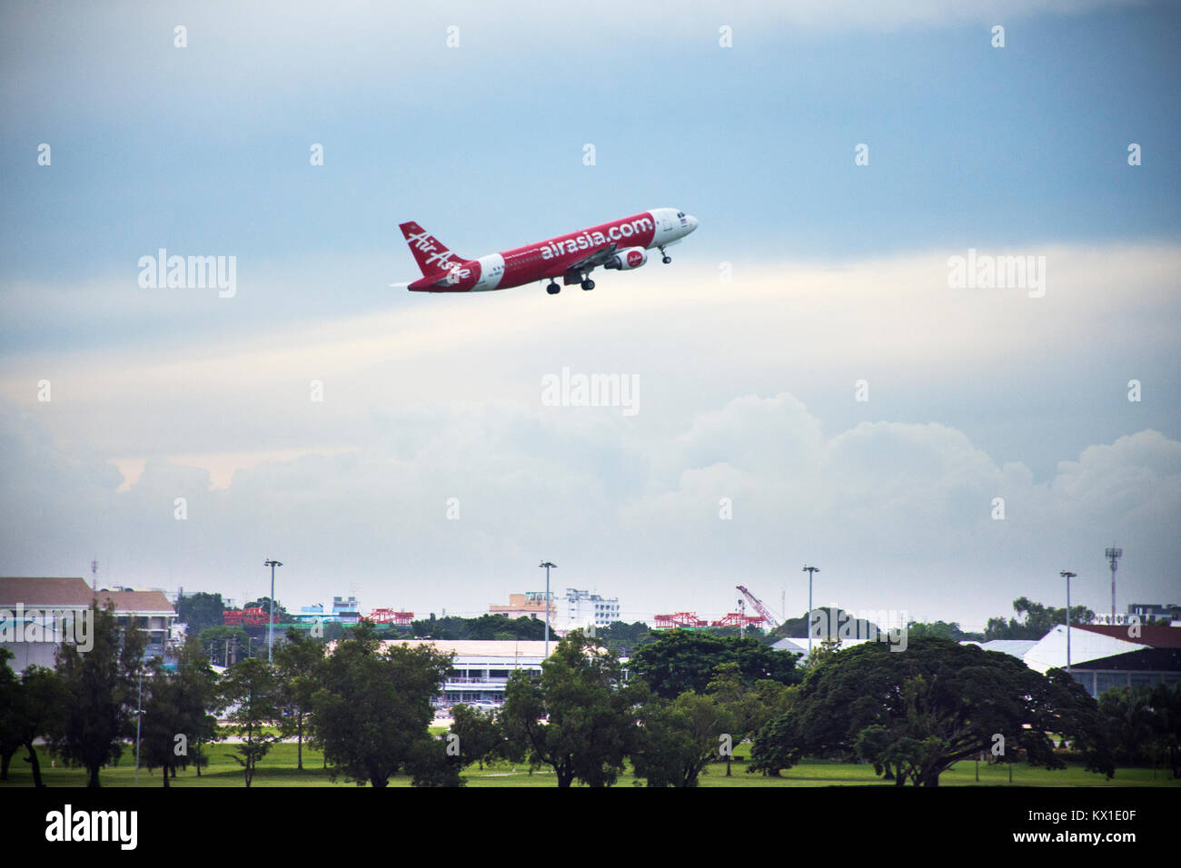 Flugzeuge Vorbereiten von Start- und Landebahn am Don Mueang International Airport in der Dämmerung der Zeit off auf on September 17, 2017 in Bangkok, Thailand Stockfoto