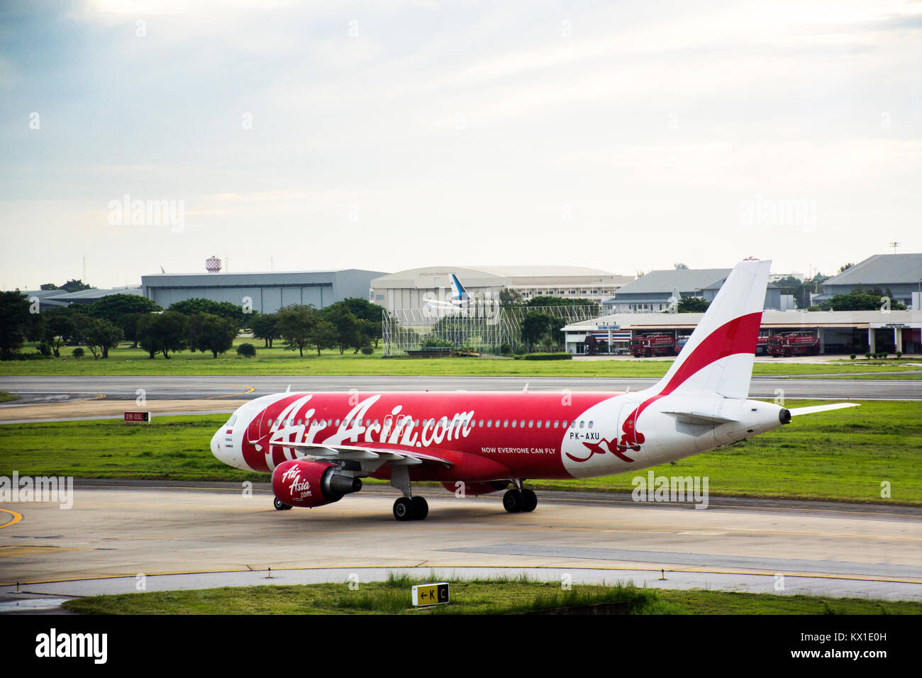 Flugzeuge Vorbereiten von Start- und Landebahn am Don Mueang International Airport in der Dämmerung der Zeit off auf on September 17, 2017 in Bangkok, Thailand Stockfoto