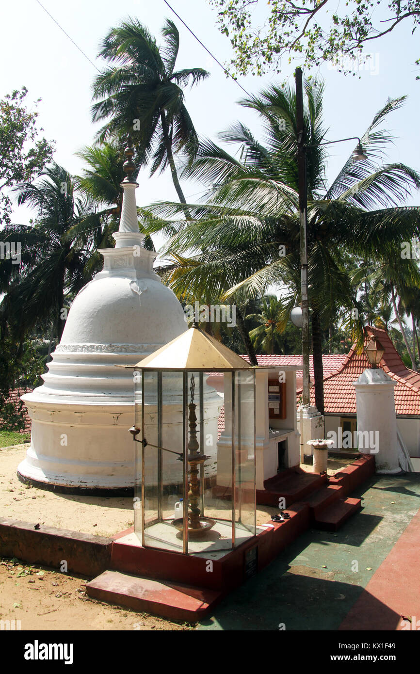Weiße Stupa in Sapugoda Viharaya in Aluthgama, Sri Lanka Stockfoto