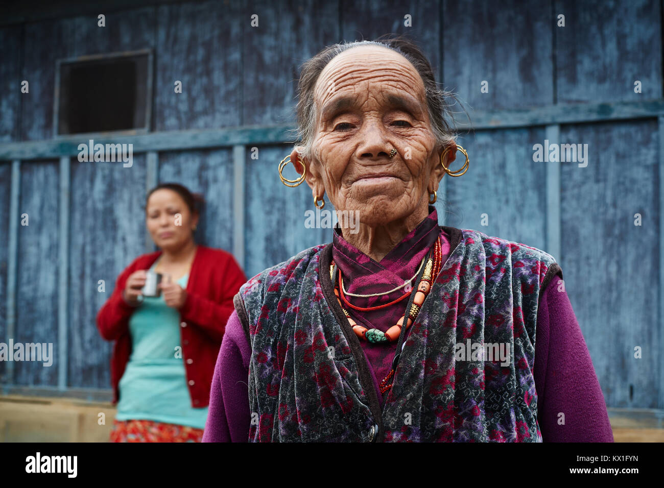 Gurung alte Frau und ihre Mädchen, Chomrong, Annapurna Massivs, Nepal Stockfoto
