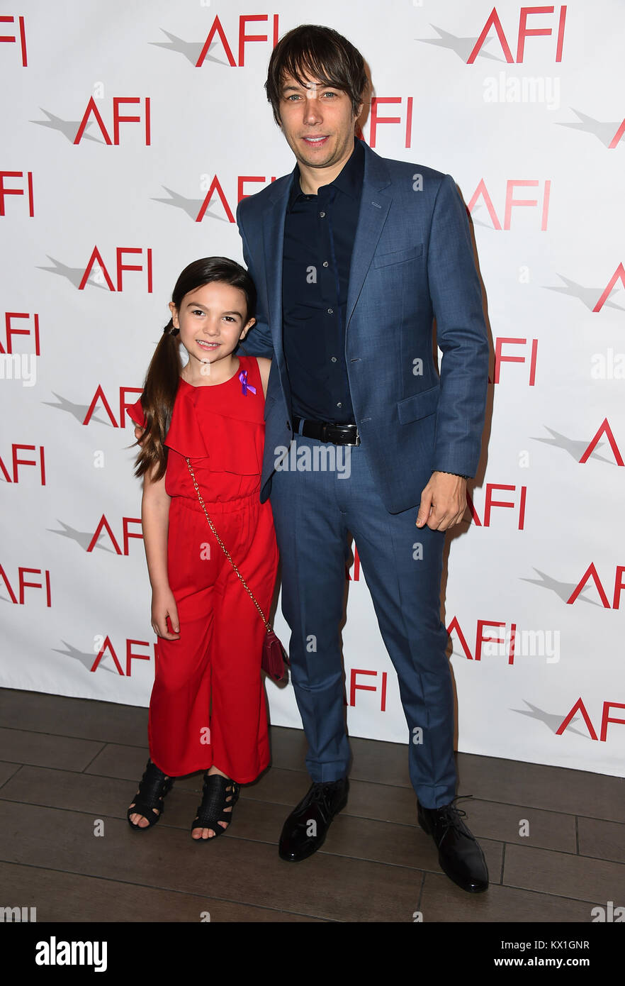 Los Angeles, USA. 05 Jan, 2018. Brooklynn Prinz, Links, und Sean Baker kommen an die 2018 AFI Awards an den vier Jahreszeiten am Freitag, Januar 5, 2018 in Los Angeles. Credit: Gtres Información más Comuniación auf Linie, S.L./Alamy leben Nachrichten Stockfoto