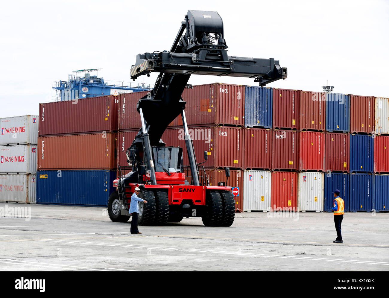 (180106) -- YONGON, Januar 6, 2018 (Xinhua) - Arbeitnehmer führen einen Containerkran am Myanmar industrielle Hafen in Yangon, Myanmar, Jan. 6, 2018. Myanmars Außenhandel litt 3,27 Milliarden US-Dollar "Handel Defizit in den ersten drei Quartalen des Geschäftsjahres 2017-18 (April-March), ein Anstieg von über 368.79 Mio. Dollar entsprechend gegen 2016-17. (Xinhua / U Aung) Stockfoto