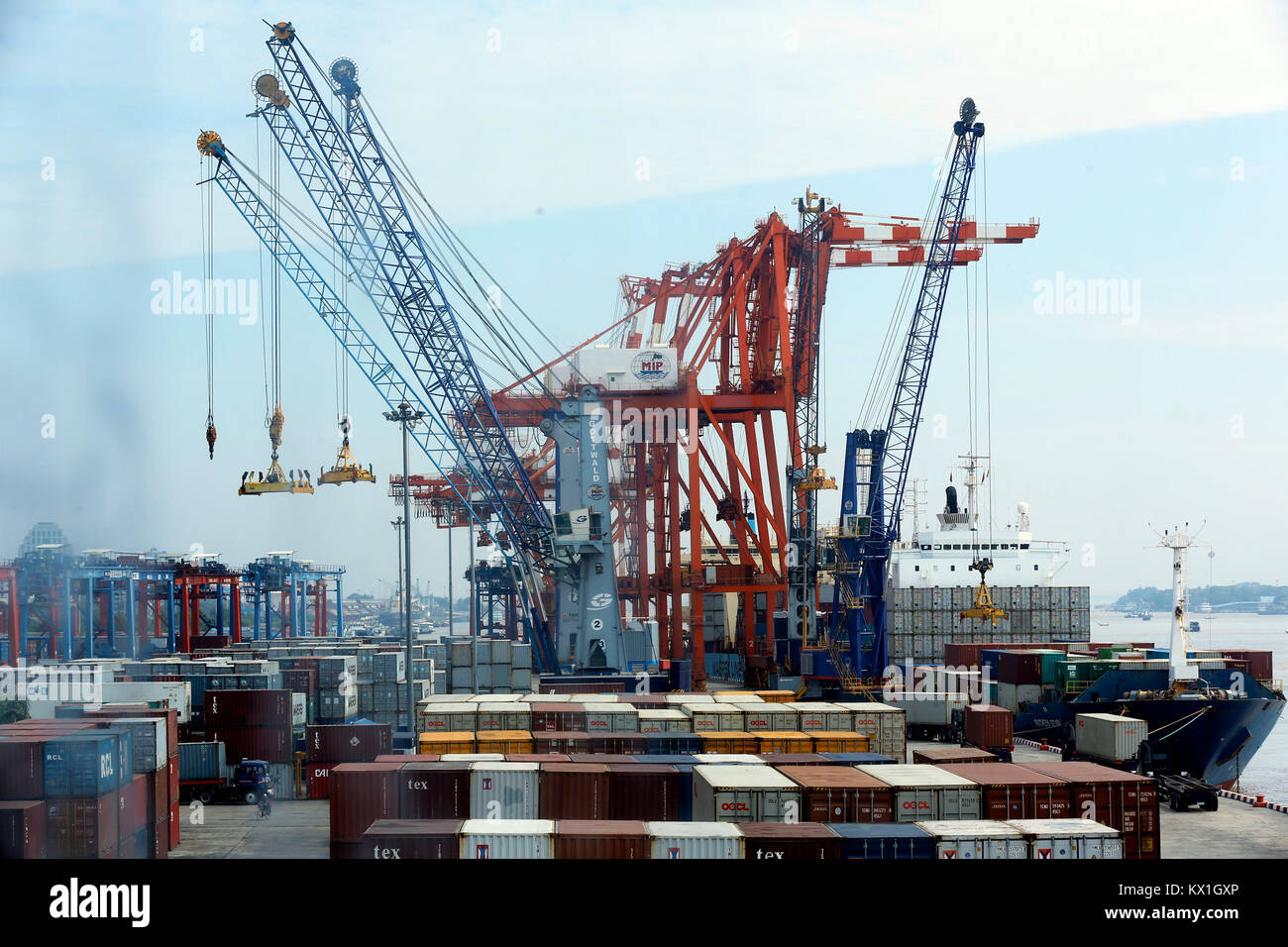 (180106) -- YONGON, Januar 6, 2018 (Xinhua) - Foto auf Jan. 6, 2018 zeigt Containerbrücken am Myanmar Industrial Port in Yangon, Myanmar. Myanmars Außenhandel litt 3,27 Milliarden US-Dollar "Handel Defizit in den ersten drei Quartalen des Geschäftsjahres 2017-18 (April-March), ein Anstieg von über 368.79 Mio. Dollar entsprechend gegen 2016-17. (Xinhua / U Aung) Stockfoto