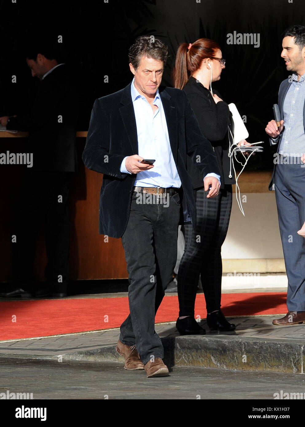 Beverly Hills, Vereinigte Staaten. 05 Jan, 2018. Hugh Grant verlassen des AFI-Award Mittagessen im Four Seasons Hotel in Beverly Hills. Am Januar 05, 2018 Credit: Gtres Información más Comuniación auf Linie, S.L./Alamy leben Nachrichten Stockfoto