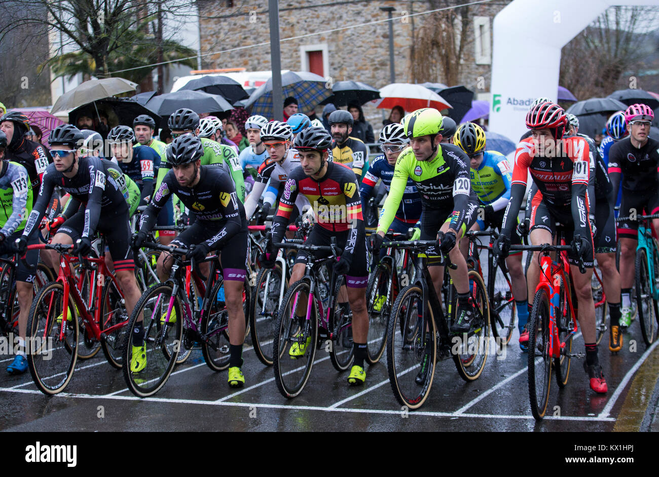 Abadiano, Spanien. 06 Jan, 2018. (120) Javier Ruiz de Larrinaga, (101) Aitor Hernandez, (183) Felipe Orts, (182) Kevin SUarez vor der Bizkaia Cyclocross Meisterschaft, UCI C2 Kategorie in Abadiano, Nordspanien, Samstag, Januar, 06, 2018. Credit: Gtres Información más Comuniación auf Linie, S.L./Alamy leben Nachrichten Stockfoto