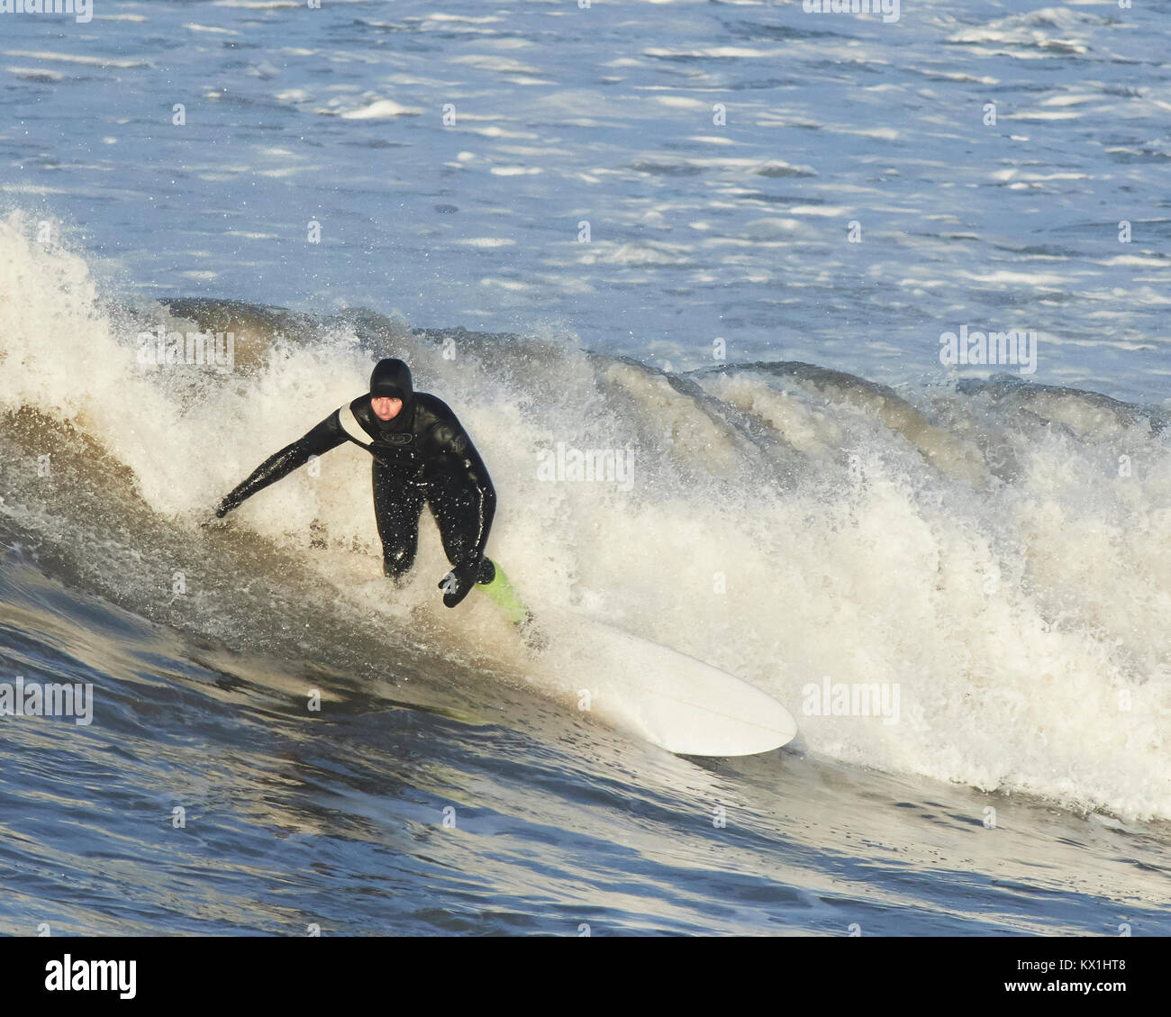 Ogmore von Meer, Wales, UK. 6 Jan, 2018. Wassersportler trotzen dem eisigen Morgen und kalten Meer zu surfen, morgens während der Flut. Credit: Phillip Thomas/Alamy leben Nachrichten Stockfoto