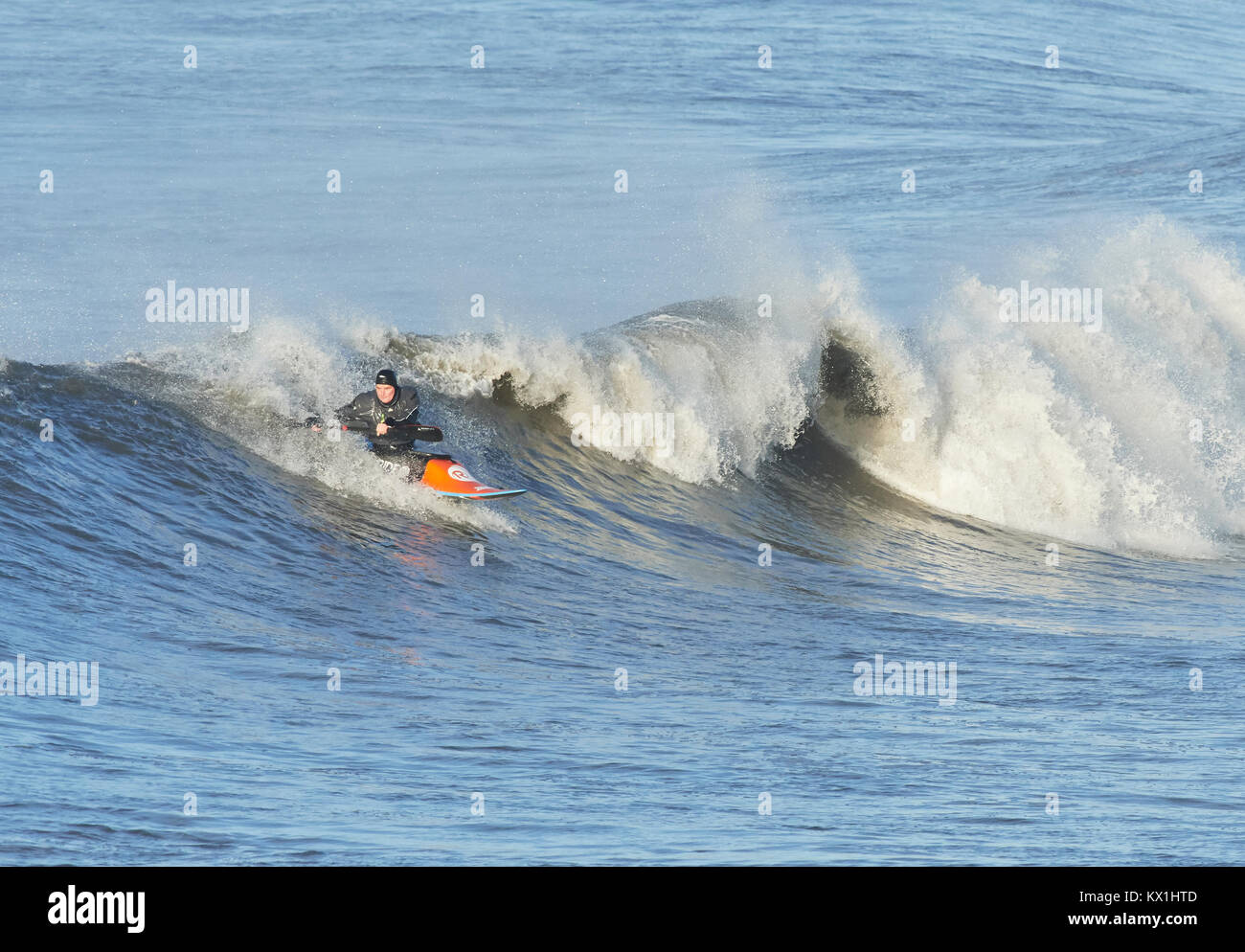 Ogmore von Meer, Wales, UK. 6 Jan, 2018. Wassersportler trotzen dem eisigen Morgen und kalten Meer zu surfen, morgens während der Flut. Credit: Phillip Thomas/Alamy leben Nachrichten Stockfoto