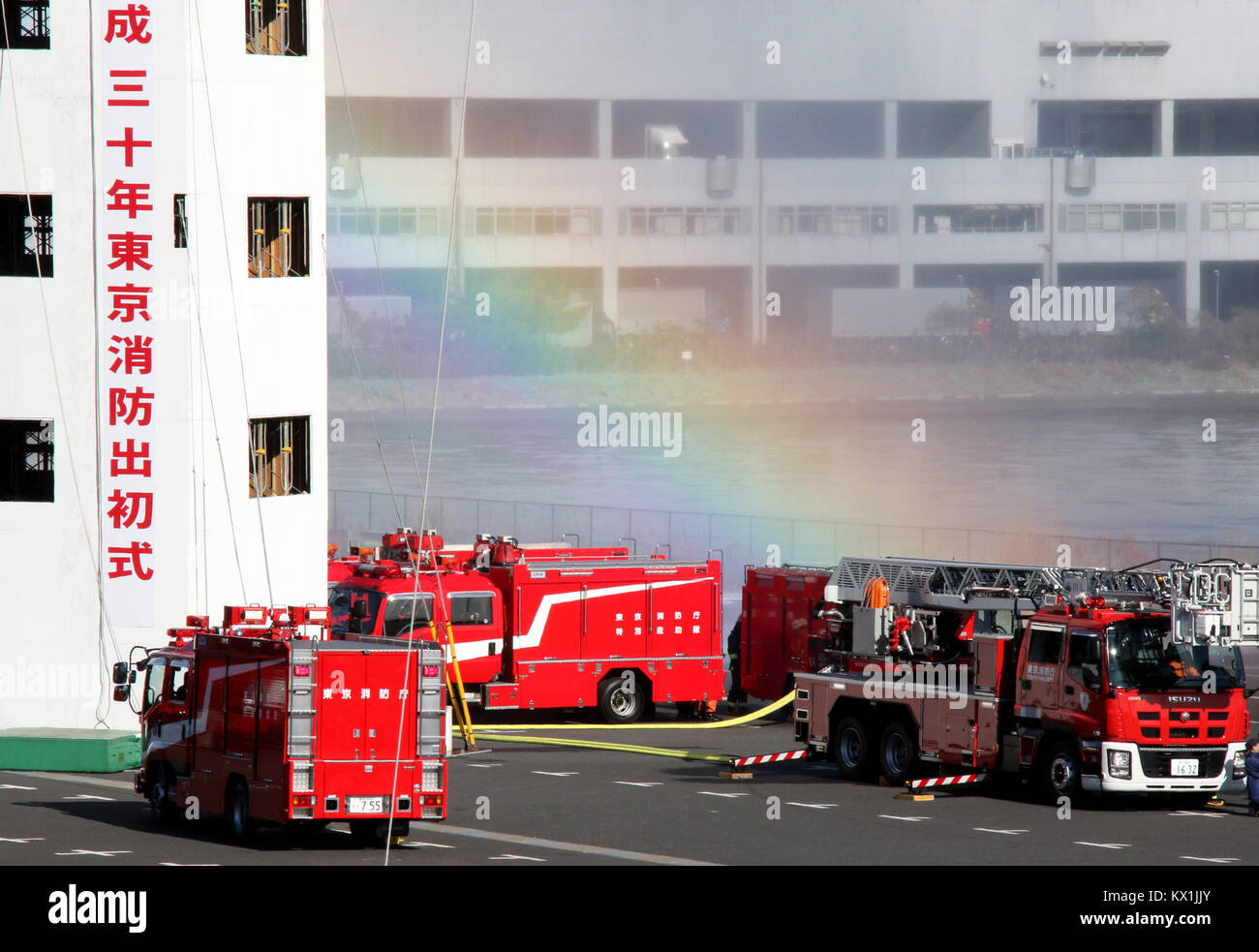 Tokio, Japan. 6. Januar, 2018. Tokyo Metropolitan Feuerwehr Mitglieder durch eine Löschübung im Neuen Jahr Feuer in Tokio am Samstag, 6. Januar 2018. Rund 2.800 Tokyo Metropolitan Feuerwehr Mitglieder und 150 Fahrzeuge nahmen die jährliche Veranstaltung. Credit: Yoshio Tsunoda/LBA/Alamy leben Nachrichten Stockfoto