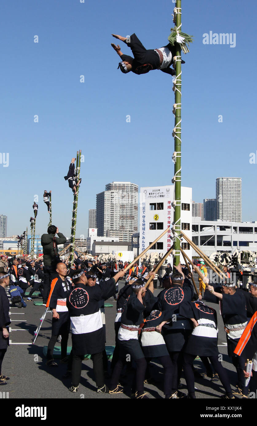 Tokio, Japan. 6. Januar, 2018. Mitglieder der Edo Firemanship Erhaltung Verein durchführen, Leiter Stunts als Teil der Tokyo Metropolitan der Feuerwehr neues Jahr Feuer in Tokio am Samstag, 6. Januar 2018. Rund 2.800 Tokyo Metropolitan Feuerwehr Mitglieder und 150 Fahrzeuge nahmen die jährliche Veranstaltung. Credit: Yoshio Tsunoda/LBA/Alamy leben Nachrichten Stockfoto